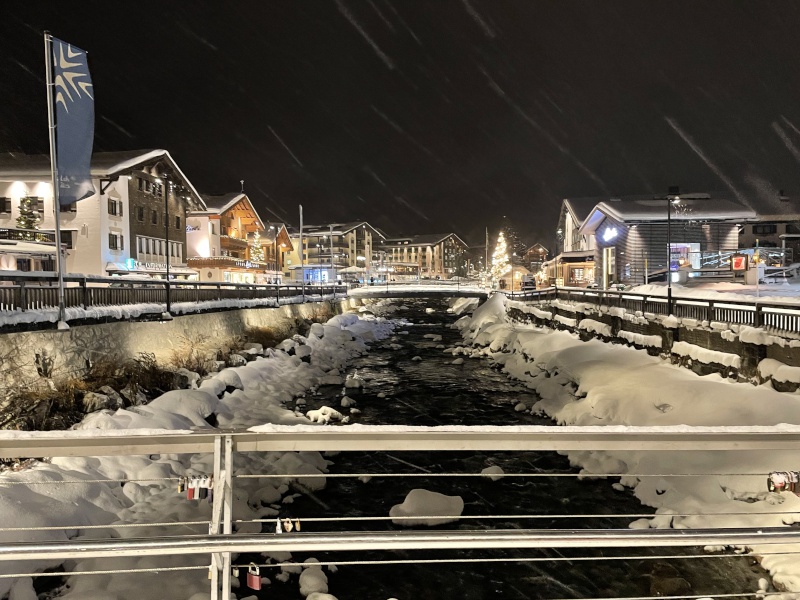 ein abendlicher Spaziergang durch das verschneite Lech © Sabine Weber