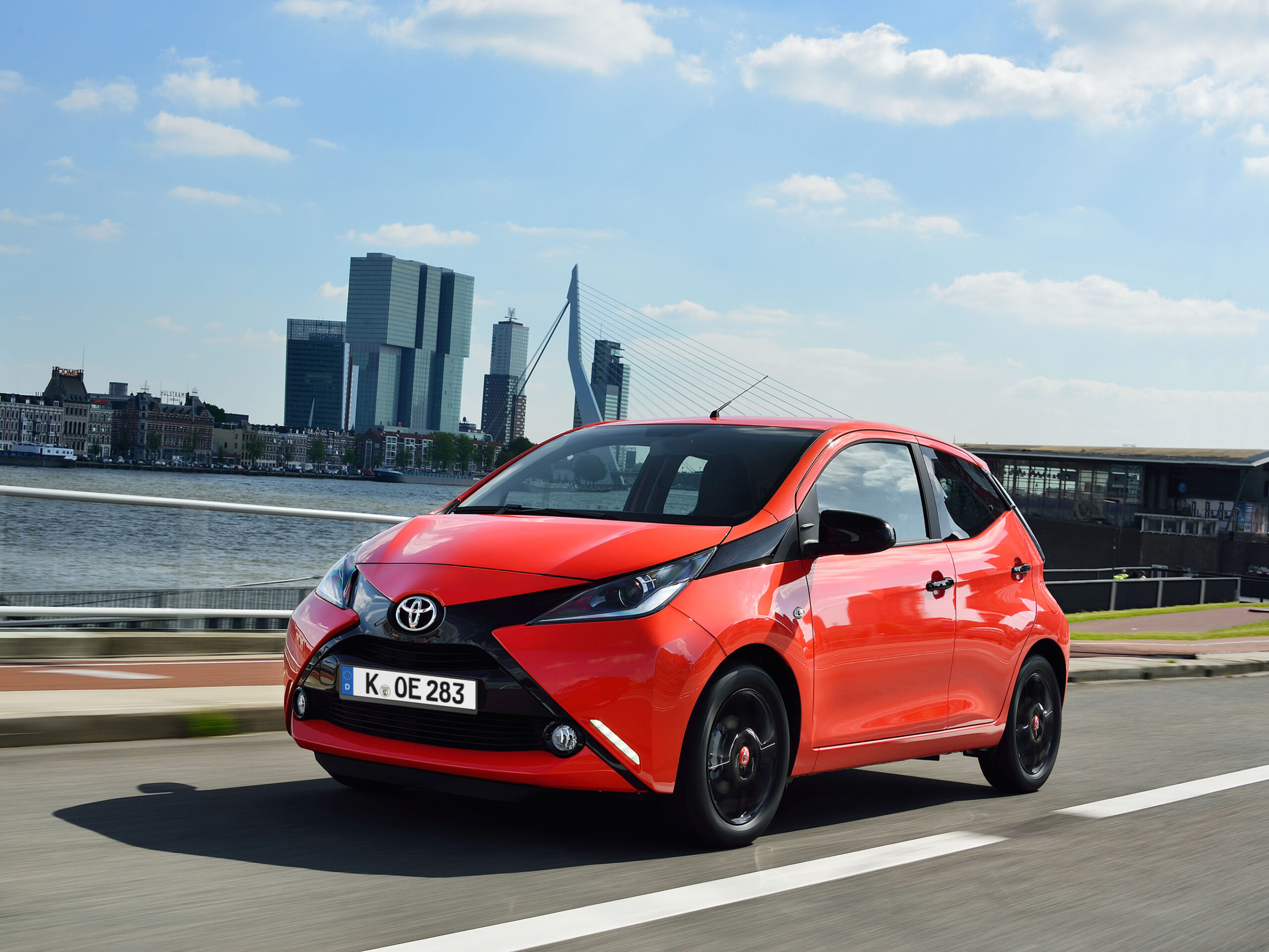 Der neue AYGO vor der Skyline von "De Rotterdam". © TOYOTA