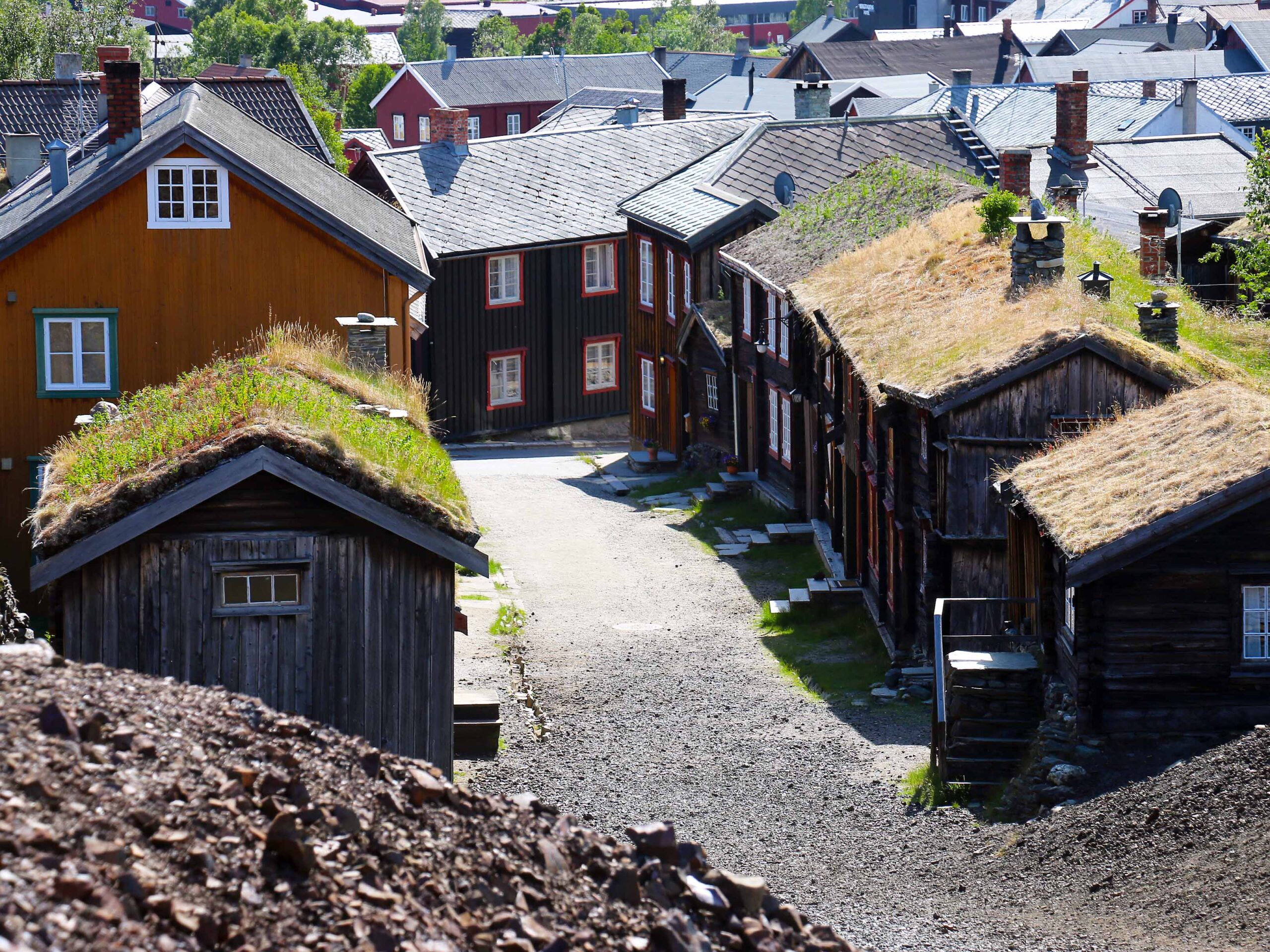 Mit Gras bewachsene Holzhütten in der Sleegveien. © Dagmar Köhler