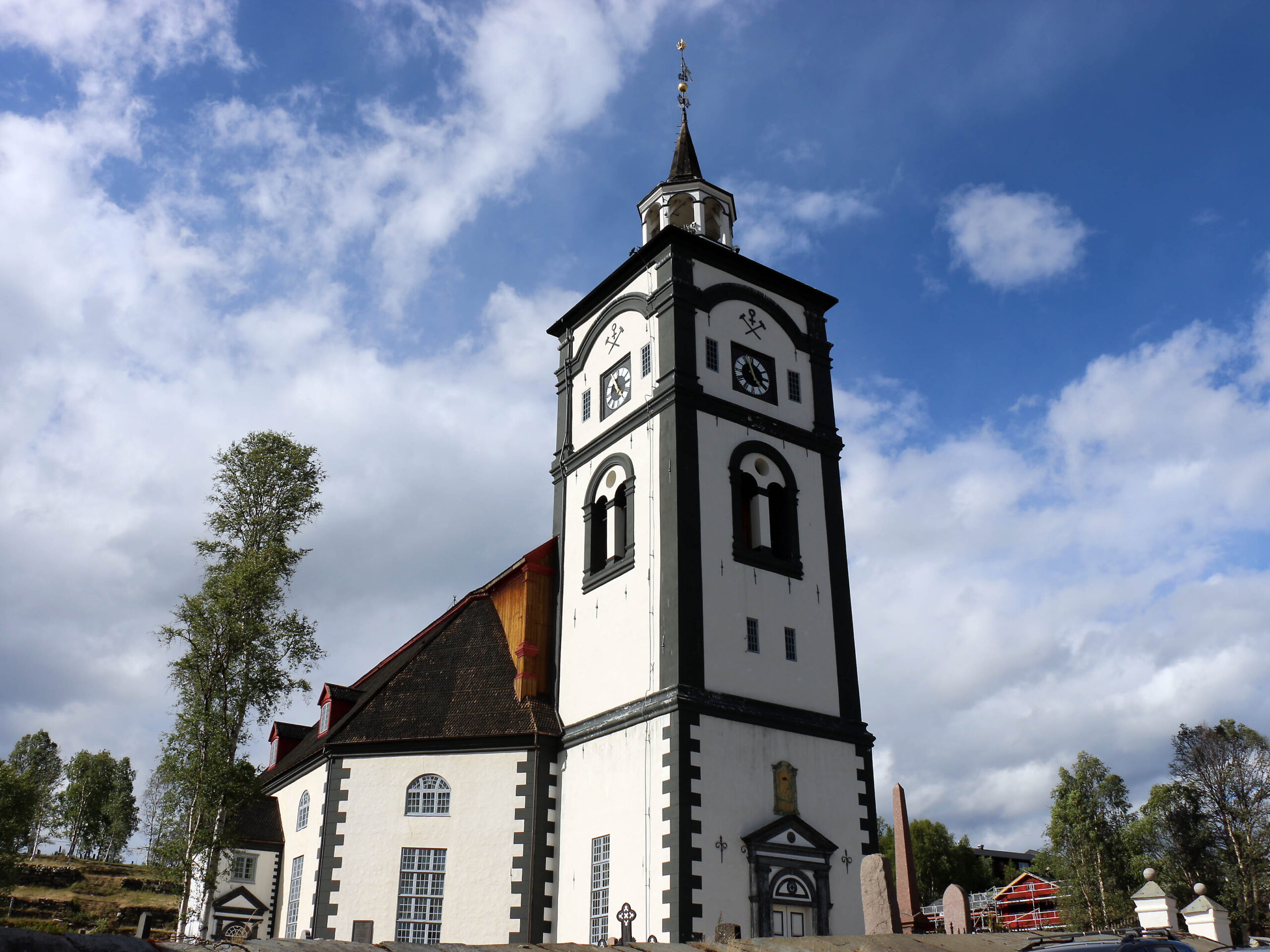 Deutlich erkennbar: Die Bergmannszeichen Meißel und Schlägel am Turm. © Dagmar Köhler