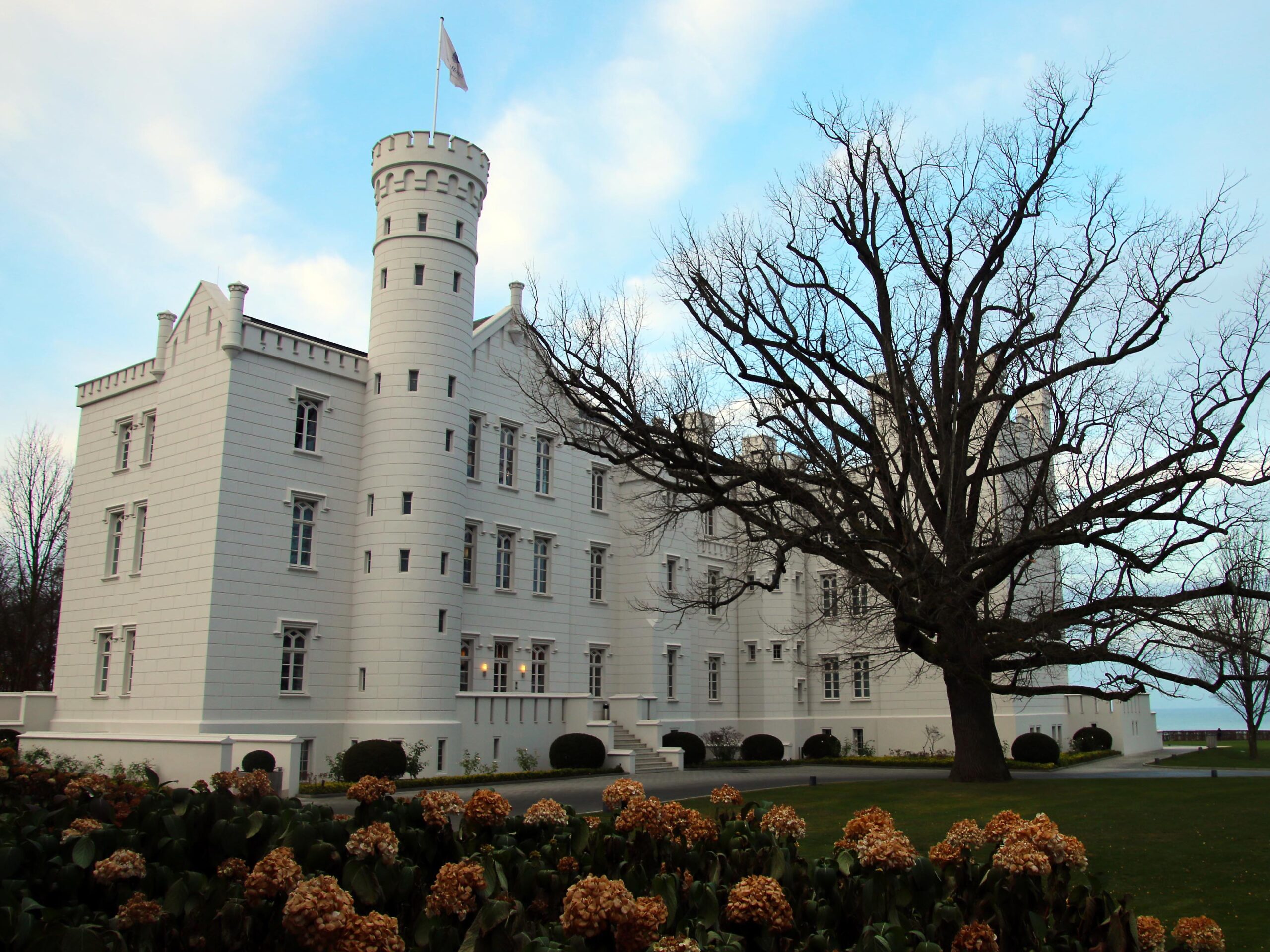 Die Burg Hohenzollern ist Teil des architektonischen Ensembles des Grand Hotels Heiligendamm. © Dagmar Köhler