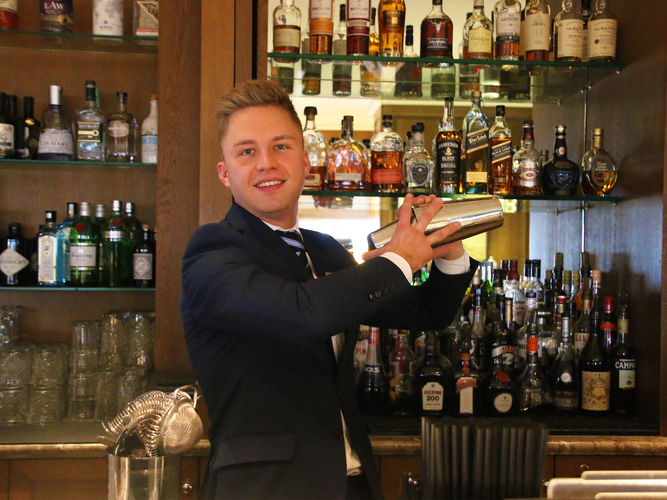 In der Nelson Bar kreiert Bar Manager Florian Klabunde eigene Cocktails. © Dagmar Köhler