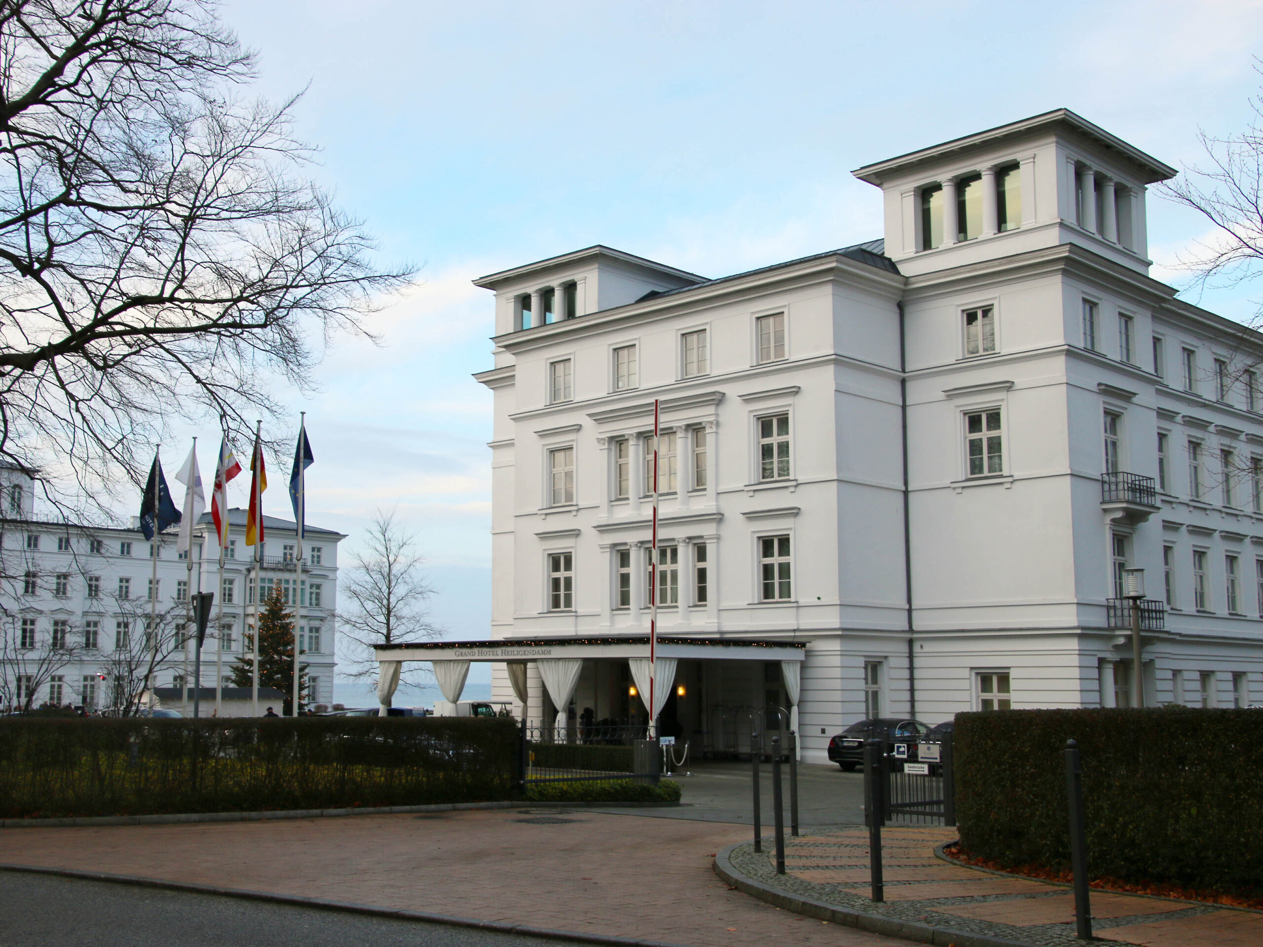 Der Haupeingang des Grand Hotels liegt zur Landseite. © Dagmar Köhler