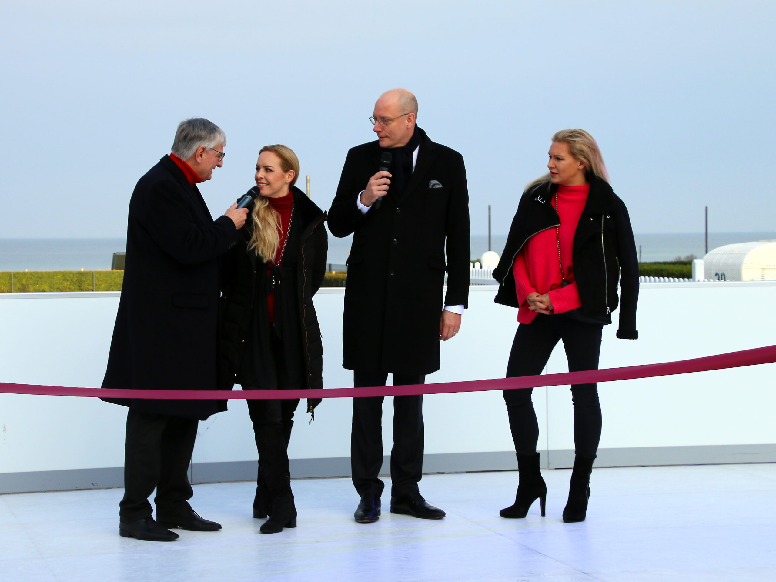 Das Grand Hotel hat eine eigene Eisbahn: Eröffnet wurde sie (v.l.n.r.) von Moderator Norbert Bosse, Profitänzerin Isabel Edvardsson, Direktor Thilo Mühl und Profiturnerin Magdalena Brzeska. © Dagmar Köhler