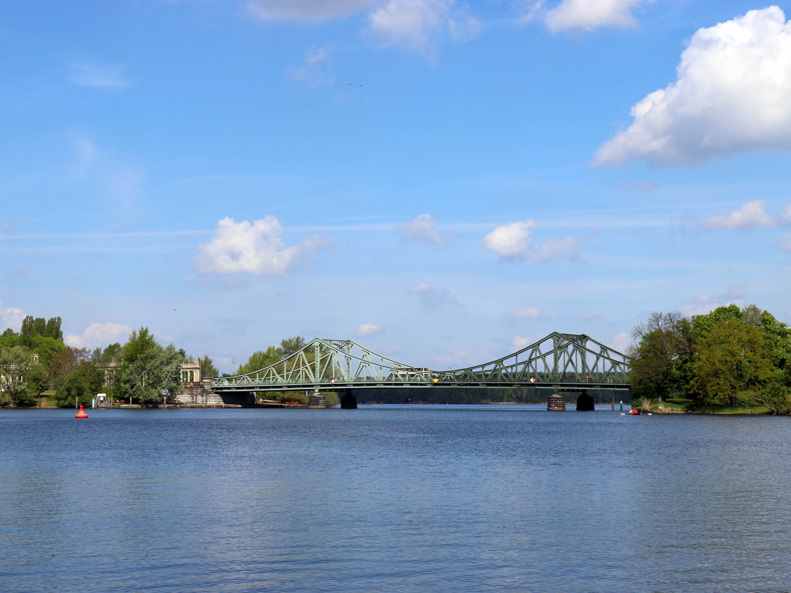 Die Glienicker Brücke, heute noch symbolisch in zwei Farben gestrichen. © Dagmar Köhler