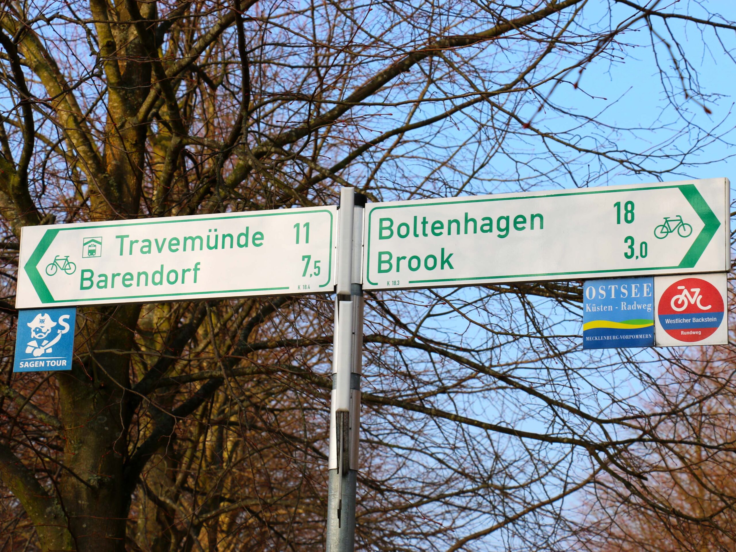 Der Ostseeküsten-Radweg führt unmittelbar am Schlossgut Gross Schwansee vorbei. © Dagmar Köhler