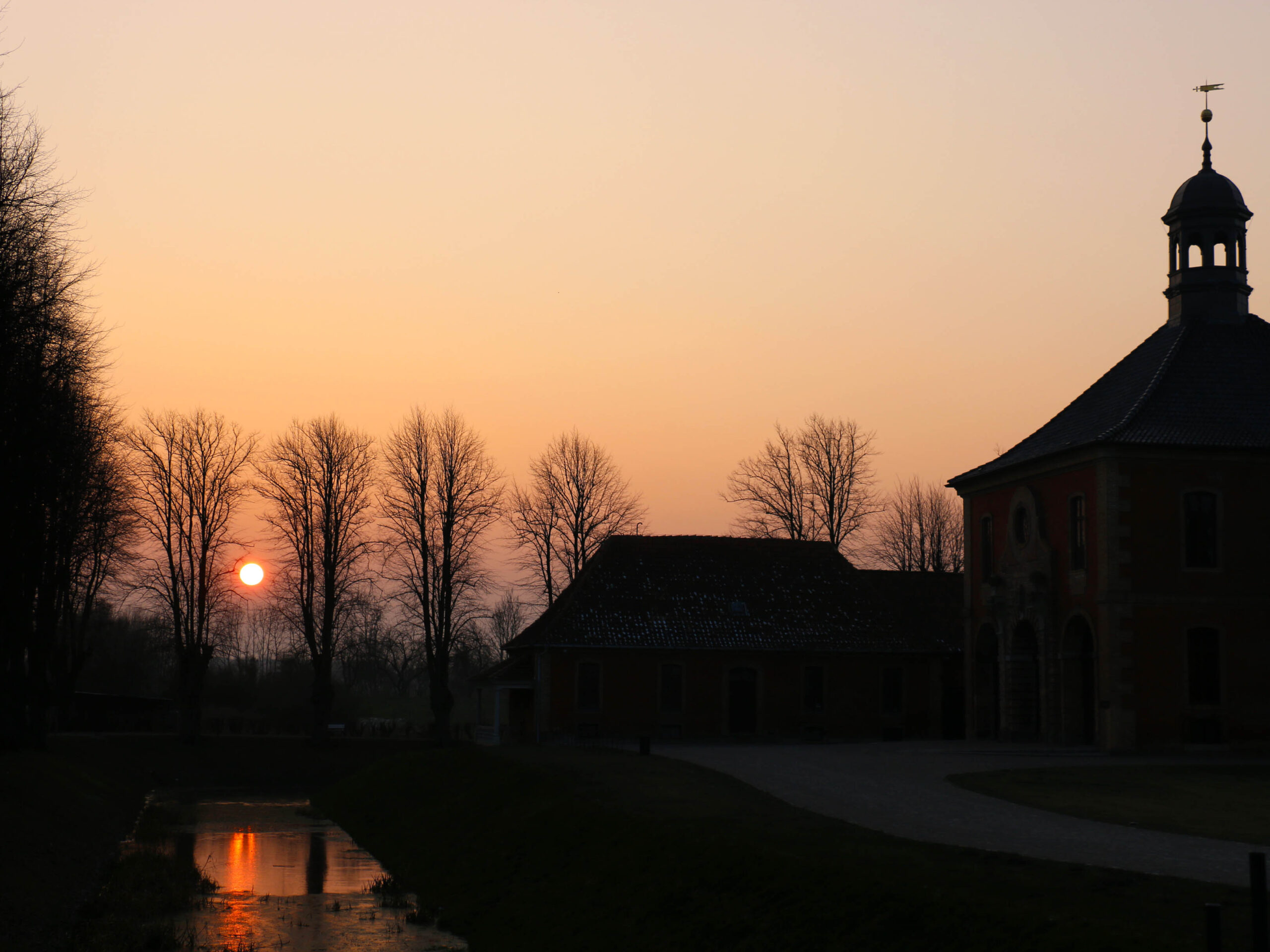 Sonnenuntergang mit Schlosskulisse, der größten barocken Schlossanlage Mecklenburg-Vorpommerns. © Dagmar Köhler