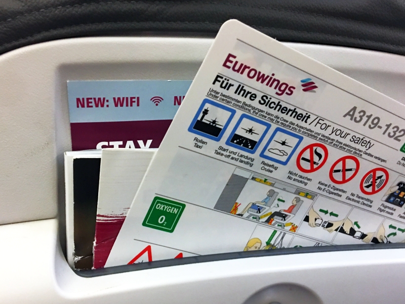 Das Zeitschriften auch ohne Plastikhülle an Bord gelesen werden, zeigt Eurowings. (c) Andreas Burkert