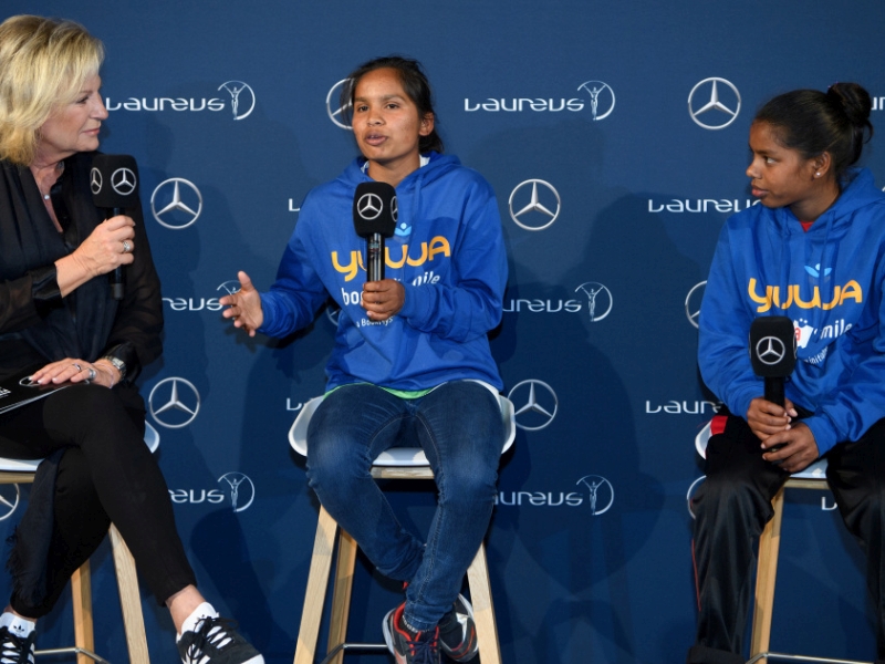 Laureus World Sports Awards 2019: Gewinner der Trophaee ist das indische soziale Sportprojekt Yuwa: Sabine Christiansen (Laureus Botschafterin) im Gespraech mit Neeta (m.) und Radha (r.), Fussballspielerinnen des Projektes Yuwa. (c) Daimler