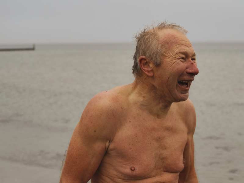 Spaß trotz Kälte: Wolfgang Kulow liebt die Ostsee auch im Winter. (c) www.ostsee-schleswig-holstein.de