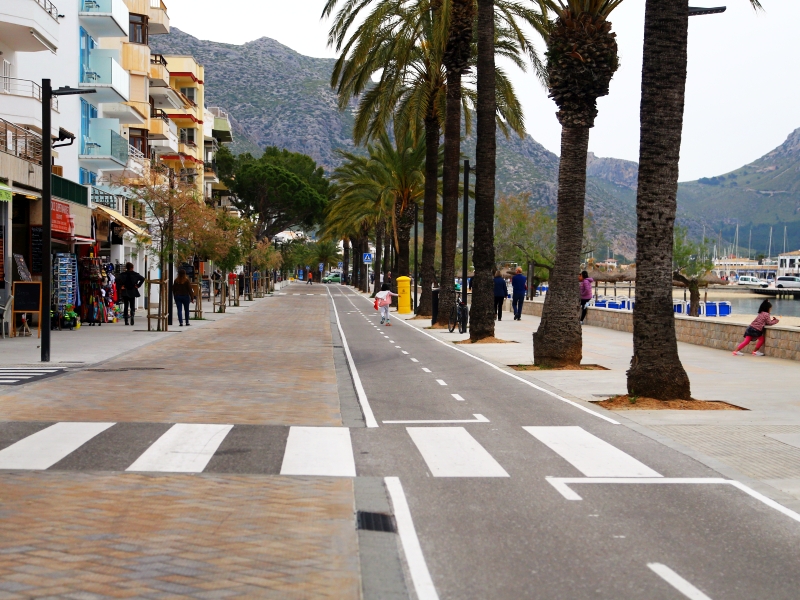 In Port de Pollenca ziert seit wenigen Wochen ein Radweg die Strandpromenade. (c) Andreas Burkert