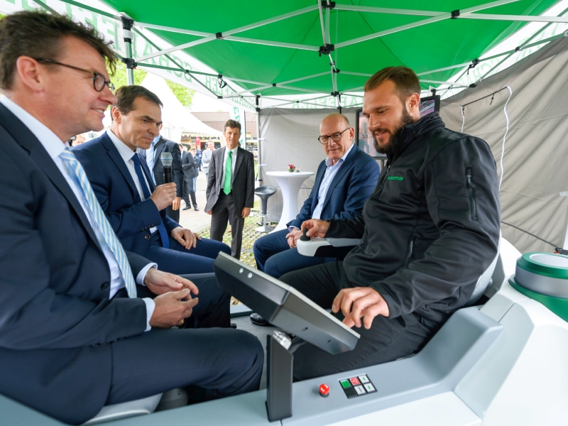 Baden-Württembergs Verkehrsminister Winfried Hermann (2.v.r.) ließ sich von Uwe Wagner, Leiter F&E Automotive und Industrie bei Schaeffler, (2.v.l.) das „Intelligent Corner Module“ im „Schaeffler Mover“ erklären, ehe es zu einer gemeinsamen Testfahrt ging. (c) Schaeffler