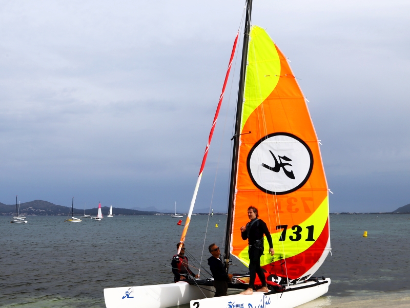 Tönnsen nimmt Kurs auf die Segel- und Surfschule Sail&Surf in Pollensa auf Mallorca. (c) Andreas Burkert