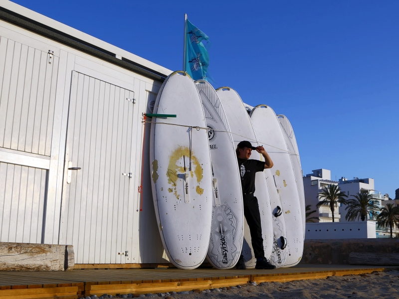 Die wohl beste Segel- und Surfschule in Spanien. Liegt auch daran, dass die Chefin Mutter dreier Kinder ist. (c) Andreas Burkert